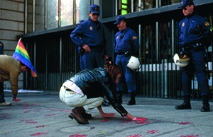 De regeringskritische actie The Ministry has blood on its hands op 1 december 1995 in Madrid. foto Andrés Senra