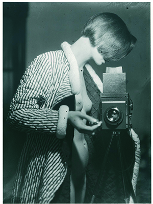 Self-Portrait, Berlin, Marianne Breslauer, 1933. © Marianne Breslauer Fotostiftung, Wintertur. 